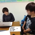 ユーザー評価中の高尾さんと、質問している日本ウェブアクセシビリティ普及ネットワーク代表板垣の写真